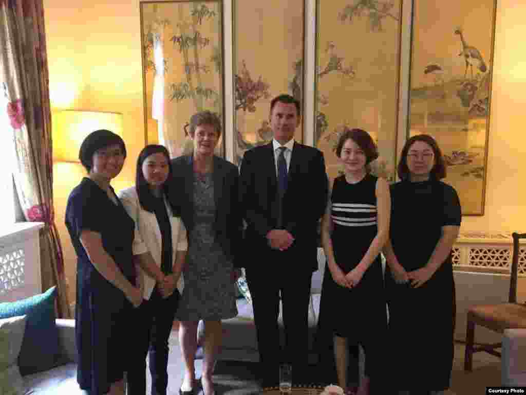 在北京访问的英国新任外交大臣杰里米·亨特2018年7月30日在英国驻华大使吴百纳陪同下会见2015年709抓捕案的律师和家属,了解709维权律师被抓捕及家人的遭遇。左起:709案第一位被抓律师王宇,被抓律师余文生的妻子许艳,英国驻华使馆大使吴百纳(Barbara Woodward),英国新任外交大臣杰里米·亨特,被抓律师王全璋的妻子李文足、被抓律师李和平的妻子王峭岭(推特图片)。李文足在推特上写道:“我向部长、大使详细介绍了王全璋被失踪三年的情况和最近的新情况。部长先生对我们的遭遇表示了真切的关注。我们也向部长和大使表达了我们诚挚的感谢,感谢英国政府对709案件高度、持续的关注;感谢英国政府对中国人权的关注。”