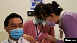 一名台湾的医务人员在台北接种阿斯利康新冠疫苗。（路透社 2021年3月22日）