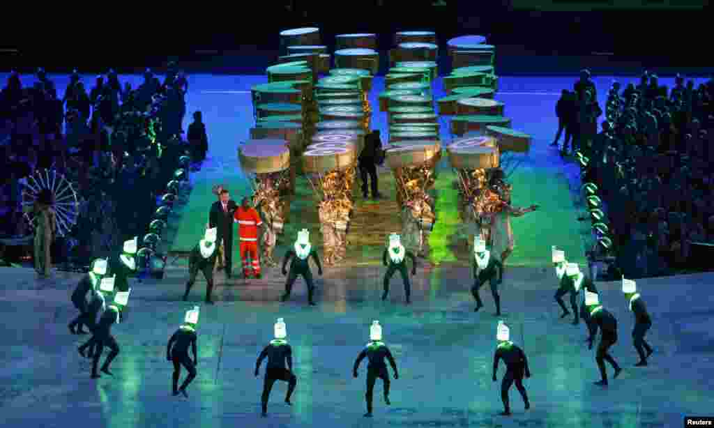 Các diễn viên trình diễn trong lễ bế mạc Olympic London 2012.