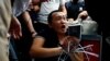在香港机场被疑为公安而被打的“记者”受环球时报10万元重奖 