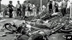 天安门广场边平民的尸体躺在损坏的自行车之间。（1989年6月4日，北京）