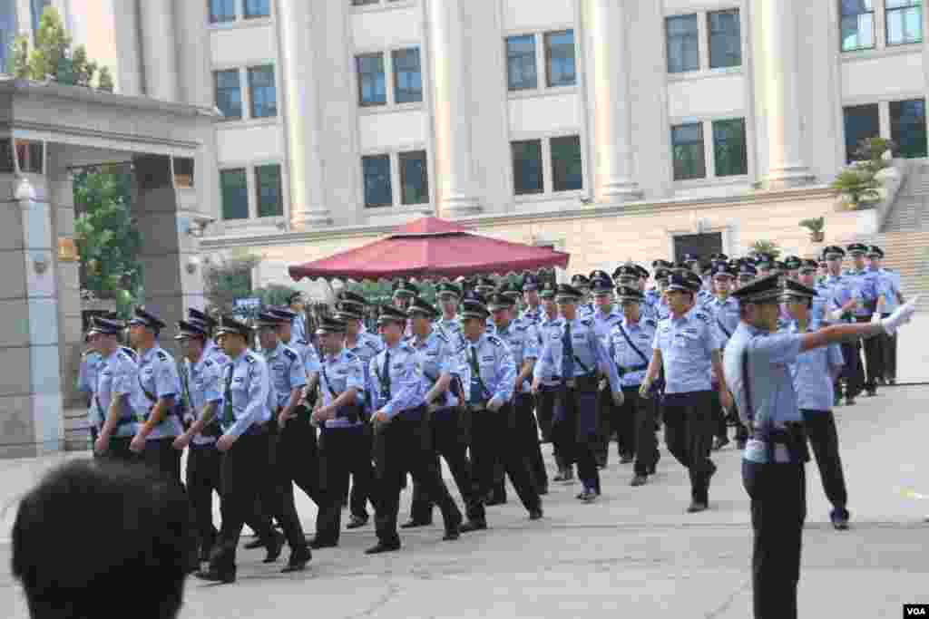 济南中级人民法院前加强了警力