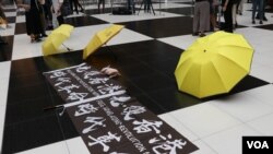 在台湾台北车站声援香港的快闪行动，台、港人合唱“愿荣光归香港”。（美国之音李玟仪摄）
