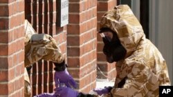 Фото для ілюстрації: Правоохоронці в Британії очищують поверхні від можлвиої наявності речовини «Новічок», 2018 рік