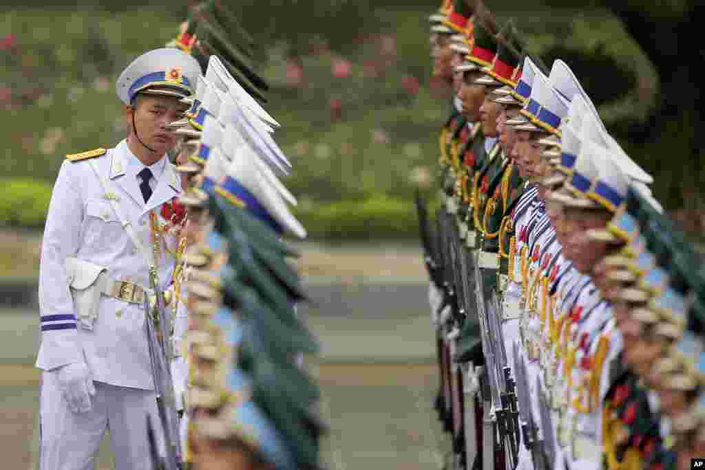 在越南欢迎美国总统川普的仪式之前,有军官检查仪仗队队形(2017年11月12日)。