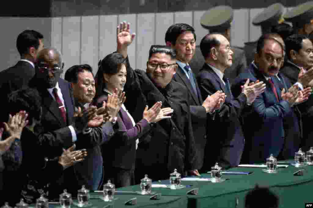 朝鲜领导人金正恩和中国人大常委会委员长栗战书等人观看在平壤五一体育场举行的“大众运动会”艺术体操比赛(2018年9月9日)。左侧的黑人似乎是出席朝鲜这次庆祝活动的唯一外国元首——毛里塔尼亚总统阿齐兹。纽约时报报道,这些团体操带有强大的经济主题,精心编排、宣传意味强烈,有10万名表演者,其中不少是儿童。