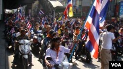 曼谷素坤逸大道上的反政府抗议人群（美国之音科尔本拍摄）