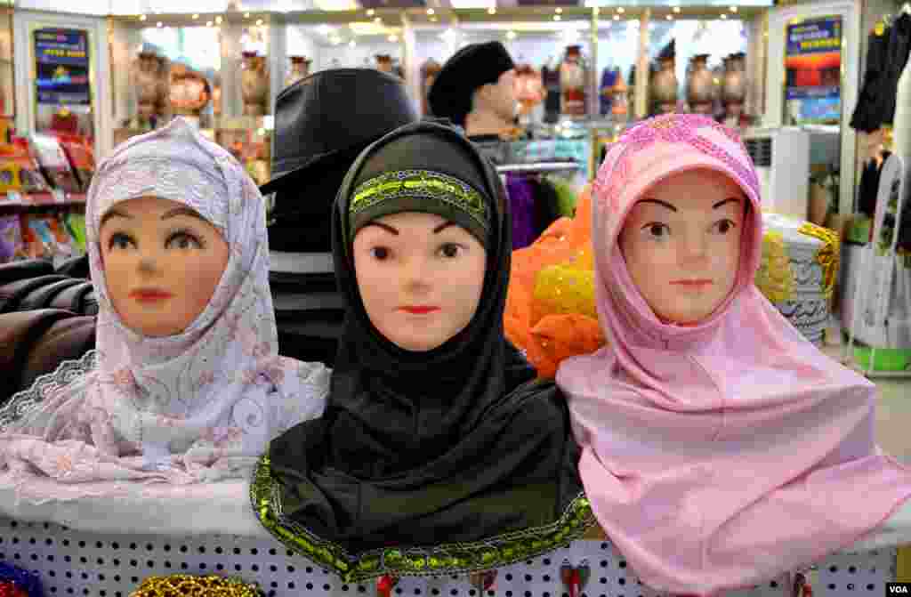 回族文化园中的回族博物馆商店陈列妇女的各种头巾。回族妇女遵行的服饰规定不像其他穆斯林族群那样严格,而且回族穆斯林允许妇女有资格成为伊玛目。