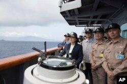 台湾总统蔡英文在苏澳海军基地登上一艘台湾海军基德级驱逐舰视察军演。（2018年3月13日）