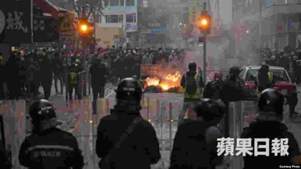 旺角街头夜市大年初一晚爆发激烈警民冲突 (苹果日报)