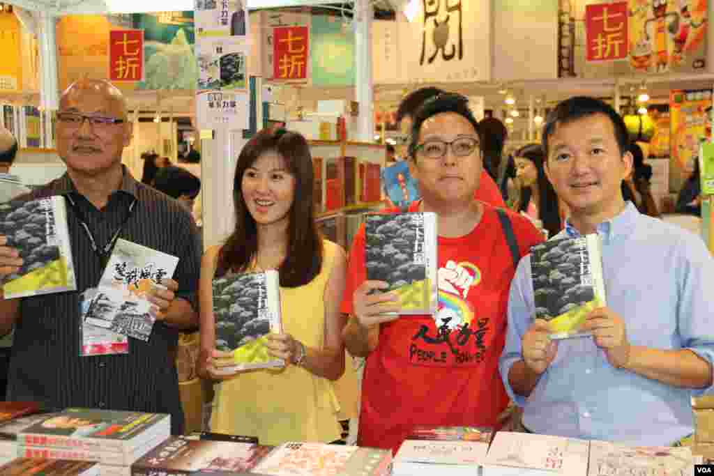 第26届香港书展星期三开幕(美国之音海彦拍摄)