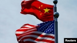 资料照片：中国上海外滩附近的中美两国国旗。(2019年7月30日)