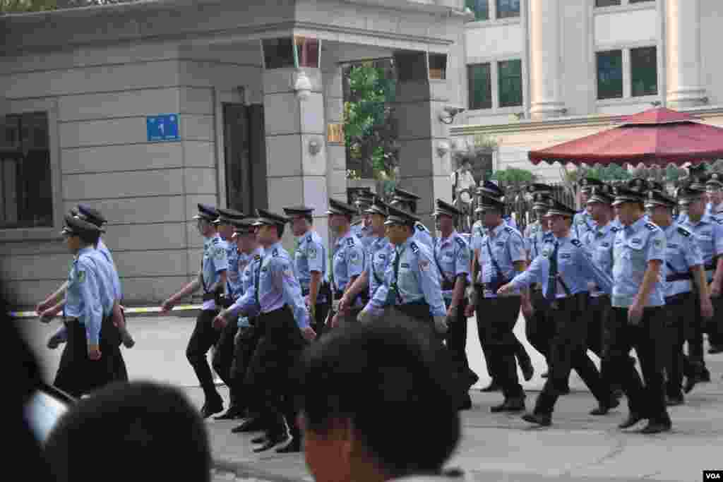 济南中级人民法院前加强了警力