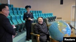 Nhà lãnh đạo Kim Jong-un đang xem xét các ảnh vệ tinh do thám