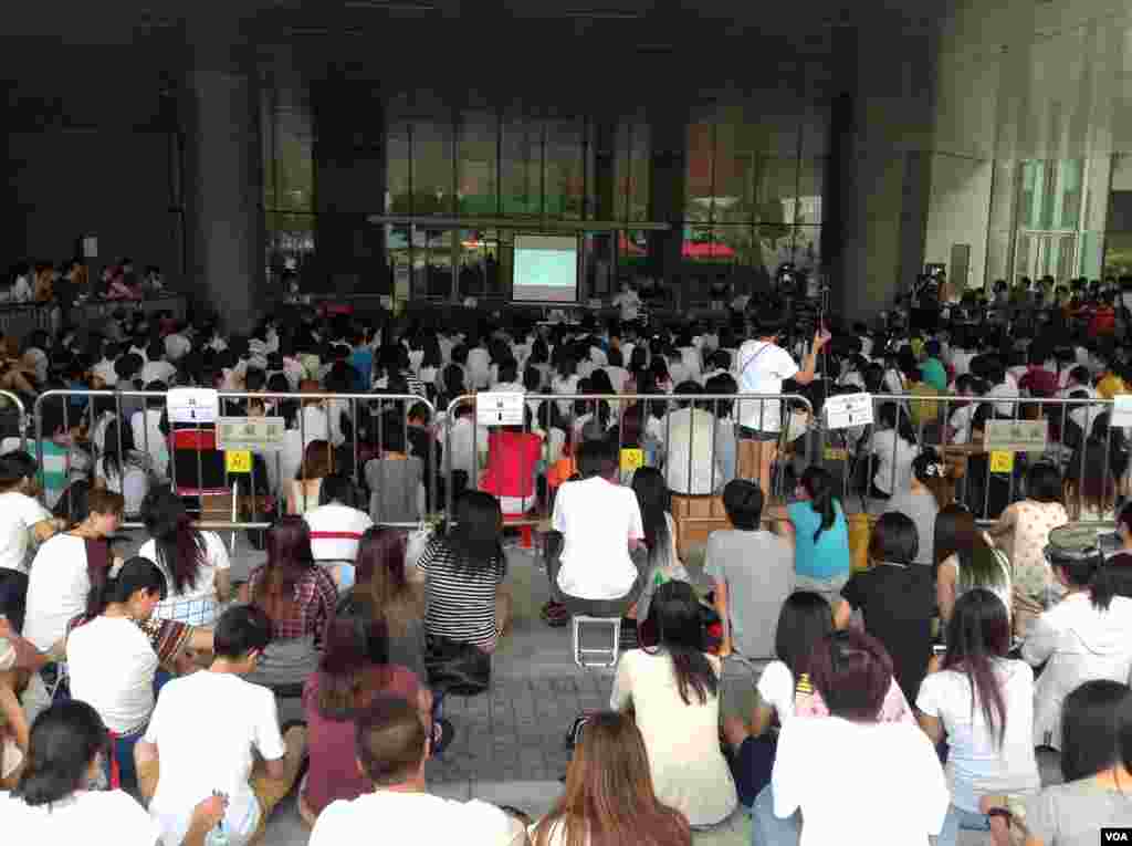 香港学联大专界罢课星期三继续在添马公园举行(美国之音图片/海彦拍摄)