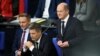 Канцлер Німеччини Олаф Шольц виступає поруч із міністром фінансів Крістіаном Лінднером і міністром економіки та клімату Робертом Хабеком під час слухань у нижній палаті парламенту Німеччини Бундестазі. REUTERS/Annegret Hilse
