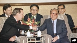 美国总统乔治·布什和中国总理兼中共总书记赵紫阳在北京人民大会堂举行会谈时握手。(1989年2月26日)