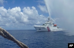 中国海警船在斯卡伯勒浅滩（中国称作黄岩岛）附近逼近菲律宾渔船（2015年9月23日）