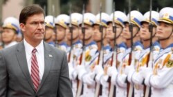 美国国防部长埃斯珀在河内检阅越南军方仪仗队。（2019年11月20日）