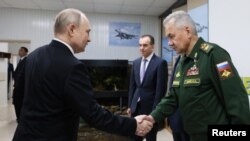 CNN заявляє про спростування українською розвідкою заяв Росії про вакуумну бомбу і масове вбивство українських військових. Фото: Reuters 