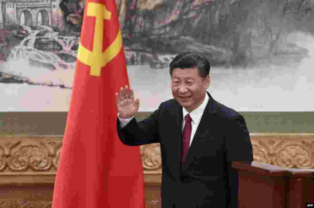 中共十九届一中全会在10月25日结束,然后总书记习近平率领其他新常委亮相,同媒体记者见面。他是中共十八大以来的中国最高领导人,中共总书记、党和国家的军委主席、国家主席、国家安全委员会主席和不少领导小组的组长,被有些海外媒体称作“全面主席”“红色皇帝”。