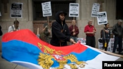 Прихильники політики Путіна перед українським консульством в Нью-Йорку