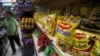 印度班加罗尔一家商店里带“美极”（Maggi）商标面条。
