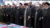 Іран, який пообіцяв "нищівну відповідь" у разі помсти Ізраїлю. На цьому архівному фото, верховний лідер Ірану аятола Алі Хаменеї, (у центрі), молиться над трунами президента країни Ібрагіма Раїсі, який загинув у вертолітний аварії, 22 травня 2024 року. AP