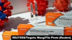 北京举行的中国国际服务贸易交易会科兴公司展台上摆放的新冠疫苗。（2020年9月4日）