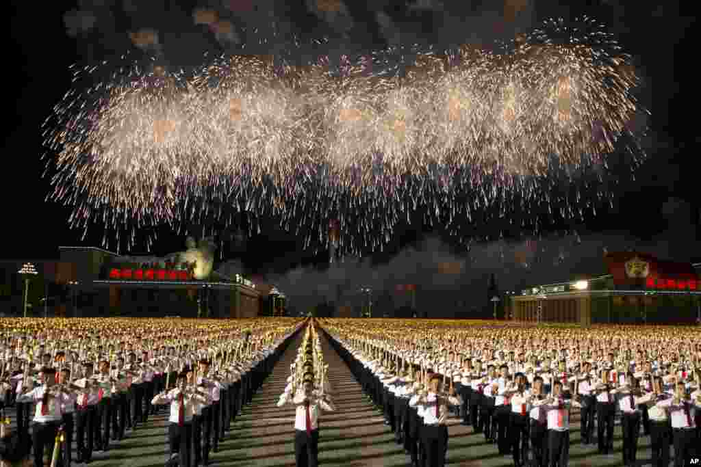2018年9月10日,朝鲜学生在平壤参加庆祝朝鲜建国70周年的火炬之光游行。