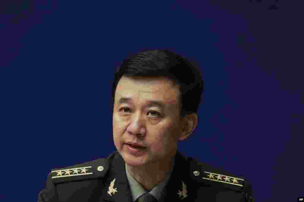 中国国防部新闻发言人吴谦大校在记者会上(2017年7月24日)。11月30日, 针对北京红黄蓝幼儿园涉嫌虐童并引发涉军传言,吴谦说:我们不允许任何人以任何方式伤害任何一个孩子,不允许任何人以任何方式诋毁我们的子弟兵;网络是较量无声的平台,是没有硝烟的战场,我们都要擦亮双眼、提高警惕。