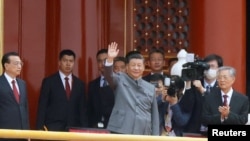 2021年7月1日，在庆祝中国共产党诞辰100周年的纪念会后，中共总书记习近平向众人挥手。