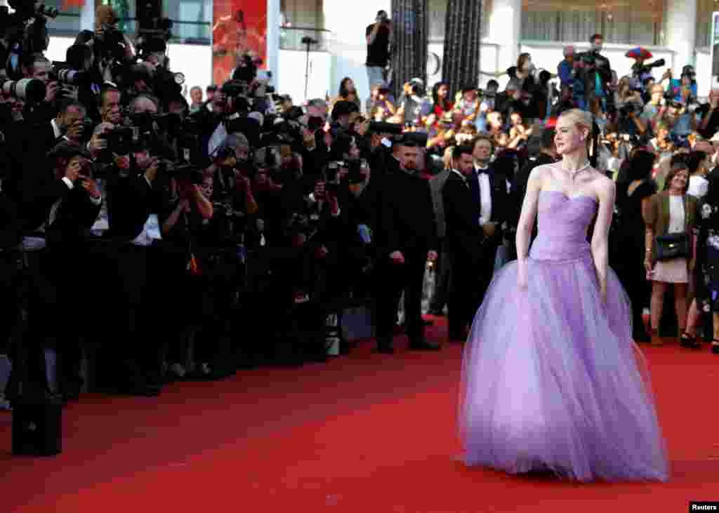 演员艾丽·范宁(Elle Fanning)出席第70届戛纳电影节主竞赛单元影片《牡丹花下》(The Beguiled)的首映礼(2017年5月24日)。在红毯时刻,镜头都对着她。我们在美联社和路透社的图片网站检索 Cannes Fan,看到的图片多数是 Elle Fanning 的,明显多于范冰冰的。