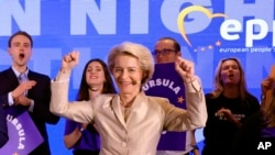 欧盟委员会主席乌尔苏拉·冯德莱恩(Ursula von der Leyen)庆祝其中间偏右的欧洲人民党(EPP)再次在欧盟议会选举中获得最多席位。（美联社2024年6月9日）