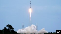 Запуск ракети SpaceX Falcon 9 із супутниками Starlink, Флорида, 21 квітня 2022. (AP Photo/John Raoux)