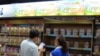 家长在北京超市谨慎挑选婴儿配方奶粉(资料照片)