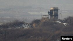 在非军事区停战村板门店附近，朝鲜士兵在了望塔观望韩国一侧。（资料照）