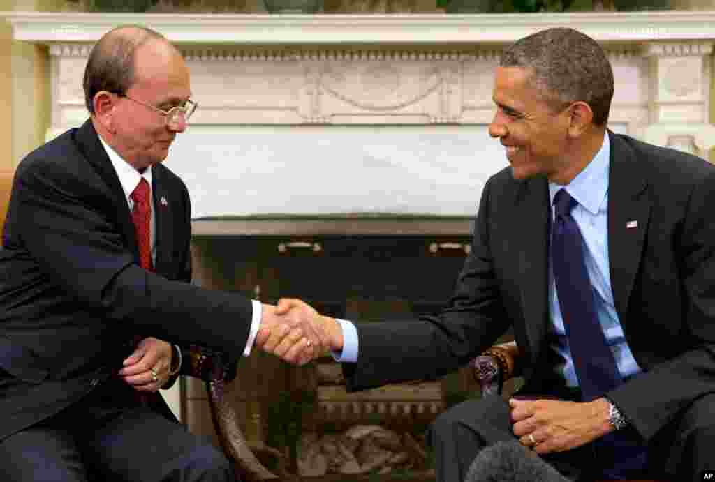Tổng thống Obama tiếp đón Tổng thống Thein Sein tại Phòng Bầu Dục, nơi làm việc của tổng thống tại Tòa Bạch Ốc. Gần 47 năm mới có một nguyên thủ quốc gia Miến Điện thăm Washington.