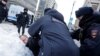 Російські поліцаї затримали чоловіка під час мітингу пам’яті Олексія Навального біля Стіни скорботи за жертвами політичних репресій у Москві, Росія, 17 лютого 2024 р. REUTERS/Stringer