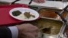 美国穆斯林在华盛顿餐馆为穷人提供食物