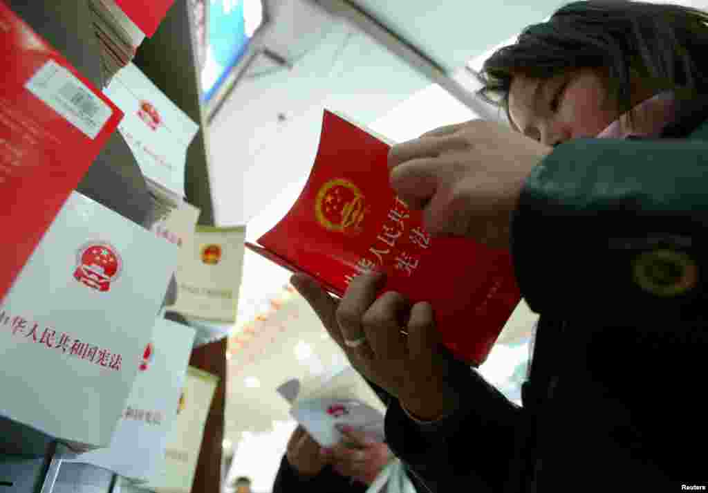 有人在北京书店阅读中国宪法。藐视宪法的毛泽东在感到大权旁落时,拿一本宪法抗议刘少奇邓小平,强调自己有权发言。而多次违背宪法,追随毛迫害别人的刘少奇自己受迫害时,也拿一本宪法自卫,但没用。刘少奇先整人后挨整的悲剧,昭示着法治和人权的重要。