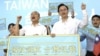 台湾国民党总统参选人韩国瑜（前左）11月11日宣布其国政顾问团总招张善政（前右）为竞选副手共同参加2020大选。(国民党高雄总部提供)