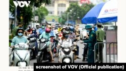 Ảnh tư liệu_ Một chốt kiểm soát tại Hà Nội bị ùn ứ hôm 09/8/2021