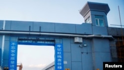 资料照：新疆大阪城一处中国官方称为职业训练中心的大门。（路透社2018年9月4日）