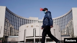 资料照：一名男子走过北京的中国人民银行总部。（2020年2月3日）