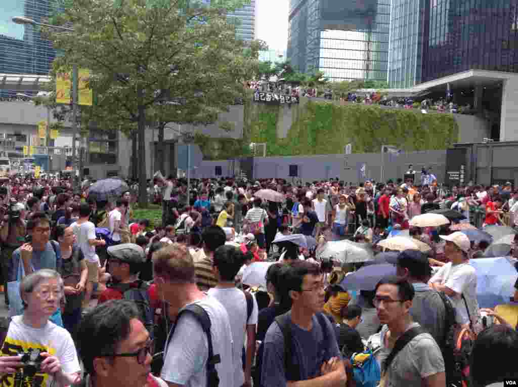 数千香港市民云集政府总部声援被困公民广场学生(美国之音图片/海彦拍摄)