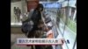 复古艺术家帮助展示古人类