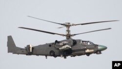 Російський ударний вертоліт Ка-52 під час Дубайського авіасалону в Об’єднаних Арабських Еміратах, 15 листопада 2023 р. (Фото: AP Photo/Jon Gambrell)