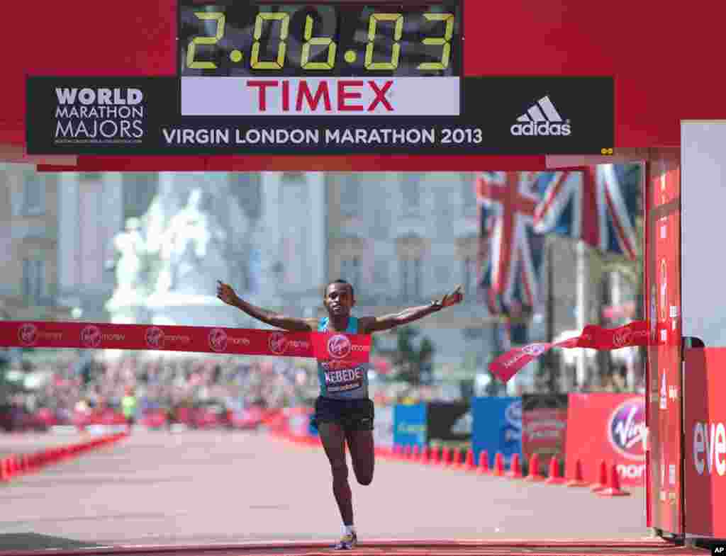 Vận động viên Tsegaye Kebede của Ethiopia vượt qua mức đến để giành chiến thắng cuộc đua marathon ở London, ngày 21/4/2013.