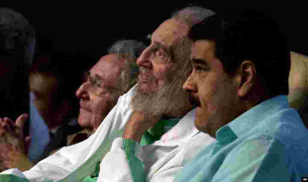 Cựu lãnh tụ Cuba Fidel Castro (giữa) tham dự một gala mừng sinh nhật lần thứ 90 của ông vào ngày 13 tháng 8 năm 2016, cùng với Chủ tịch Cuba Raul Castro (trái) và Tổng thống Nicolas Maduro của Venezuela (phải) tại nhà hát Karl Marx ở Havana, Cuba. 